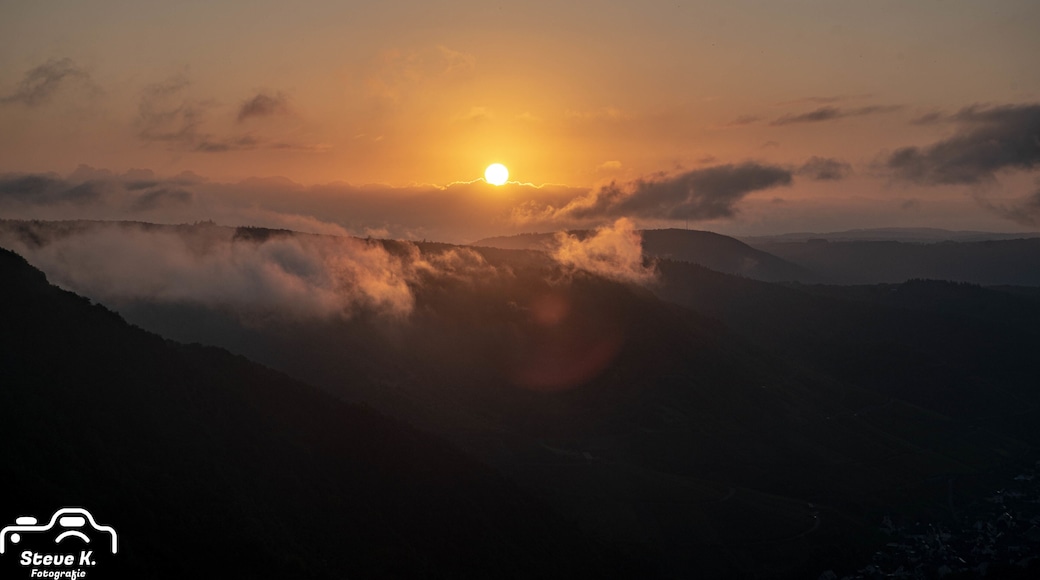 Sonnenaufgang über der Moselschleife