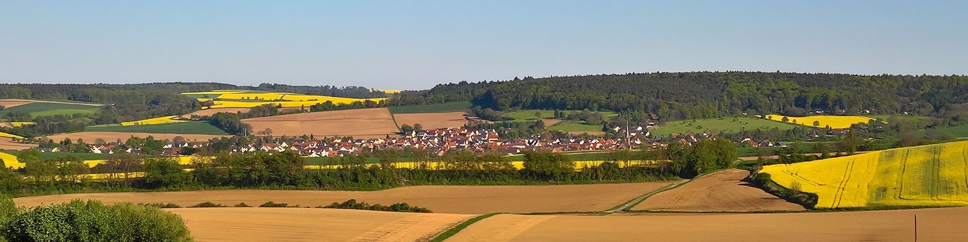 Ansicht von der Schaafheimer Warte ins Pflaumbachtal nach Wenigumstadt; rechts im Bild mit Beginn der Rapsfelder etwa die Landesgrenze Bayern - Hessen