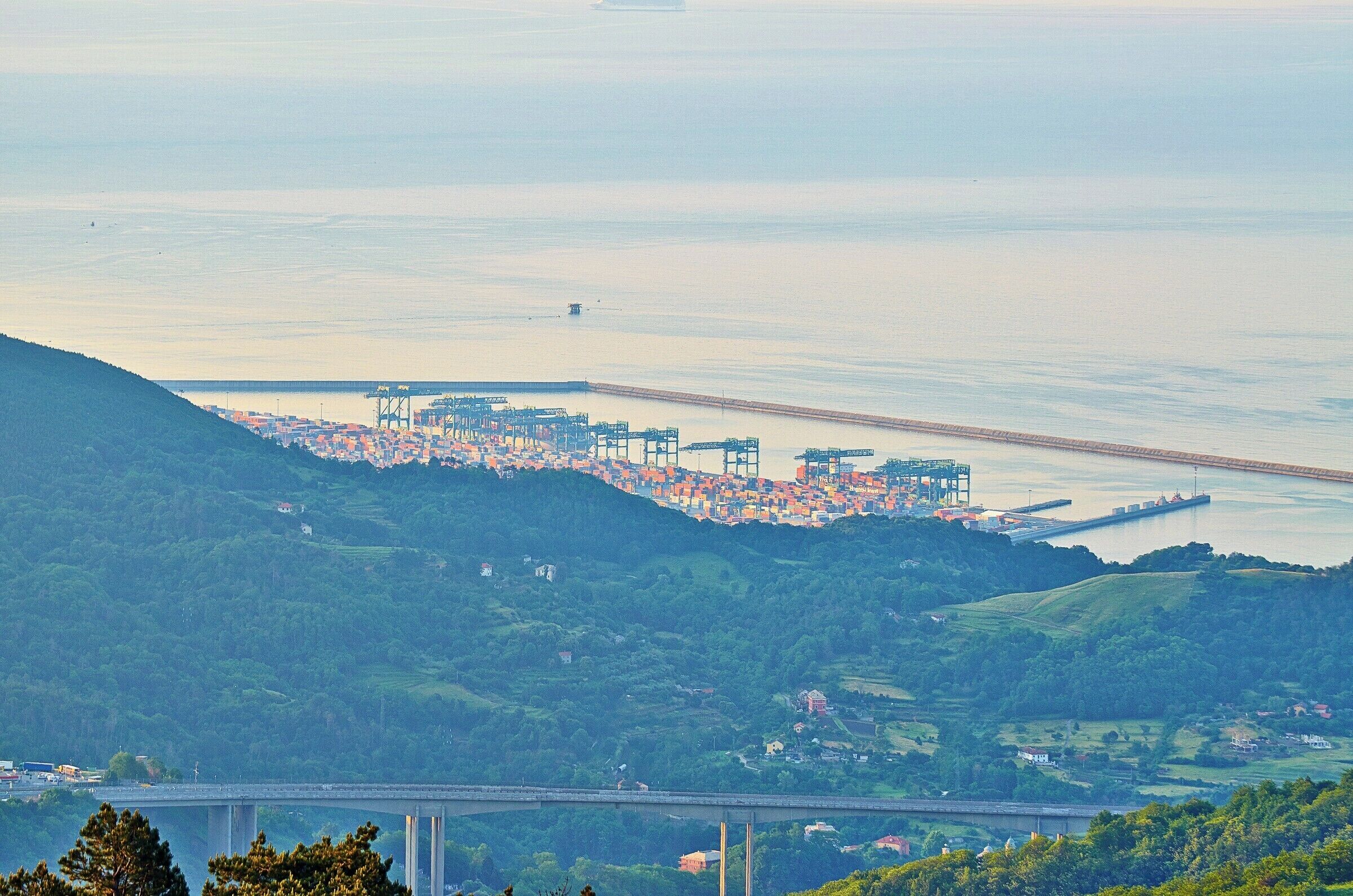 Voltri, porto container, telefoto
