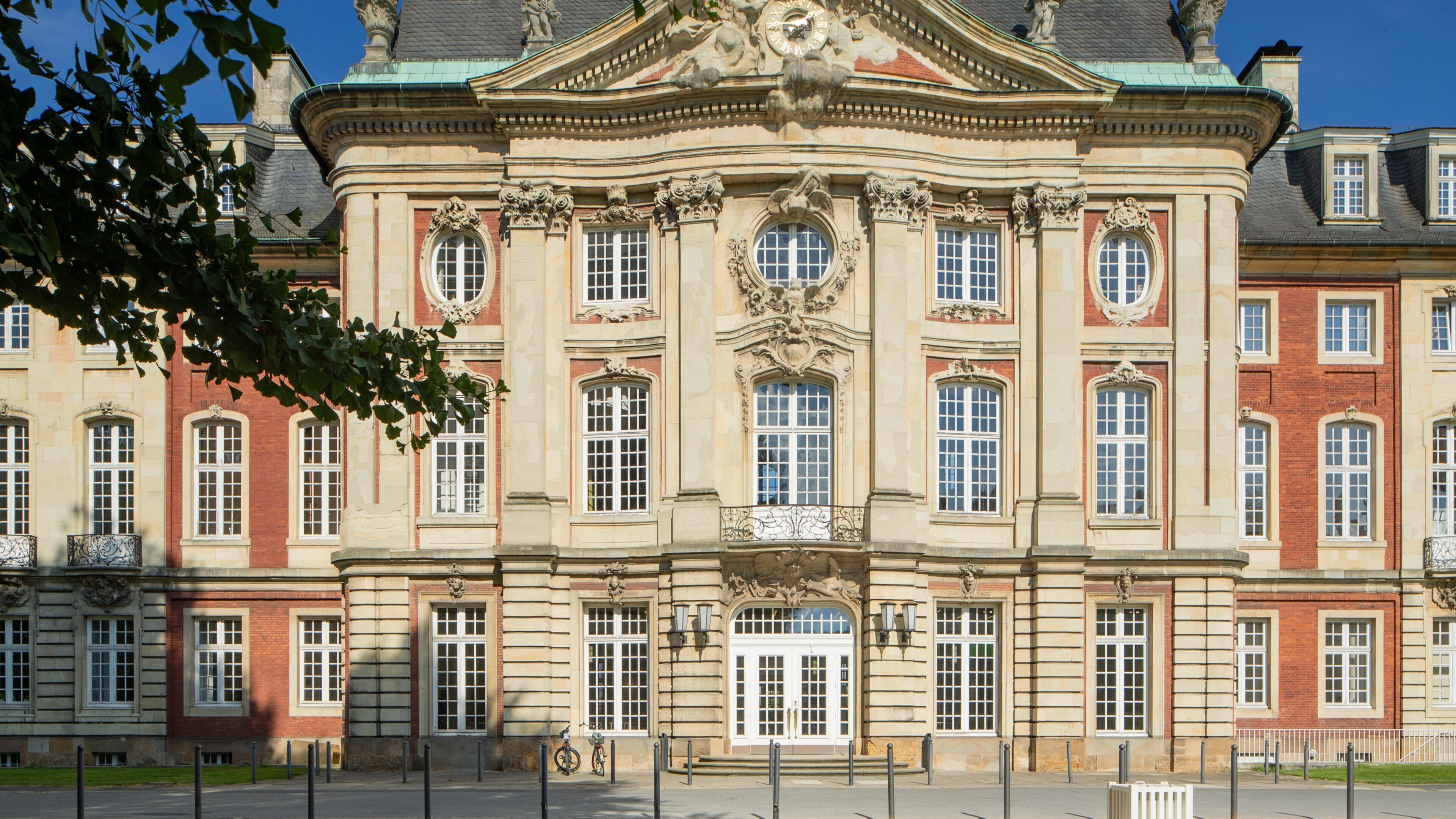 Münster Castle featuring heritage architecture and a castle