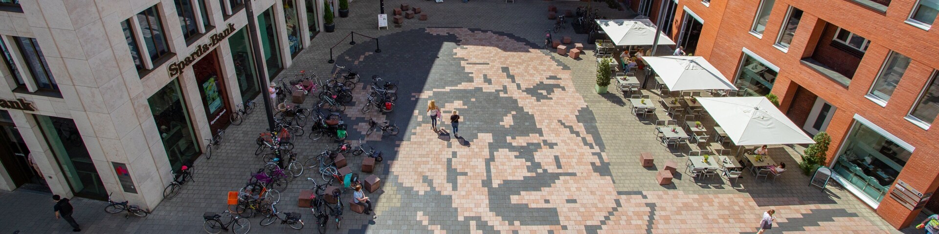 Picasso Museum which includes outdoor art and a city