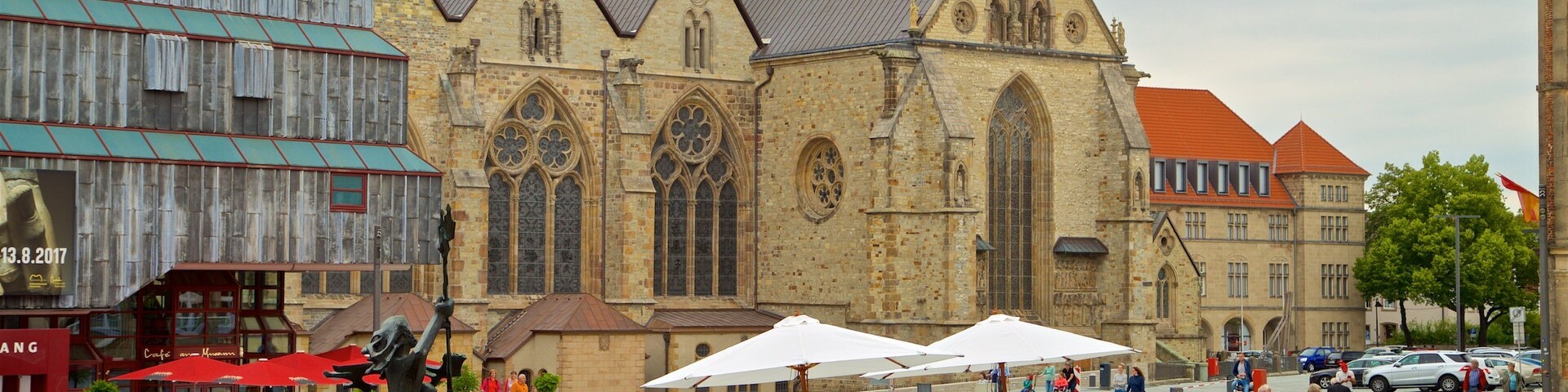 Catedral de Paderborn ofreciendo una plaza, una fuente y arquitectura patrimonial