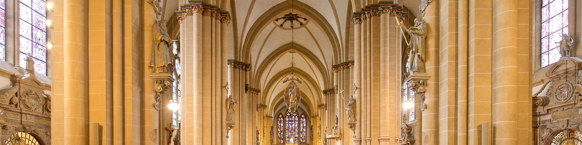 Paderborner Dom caracterizando uma igreja ou catedral, vistas internas e elementos de patrimônio