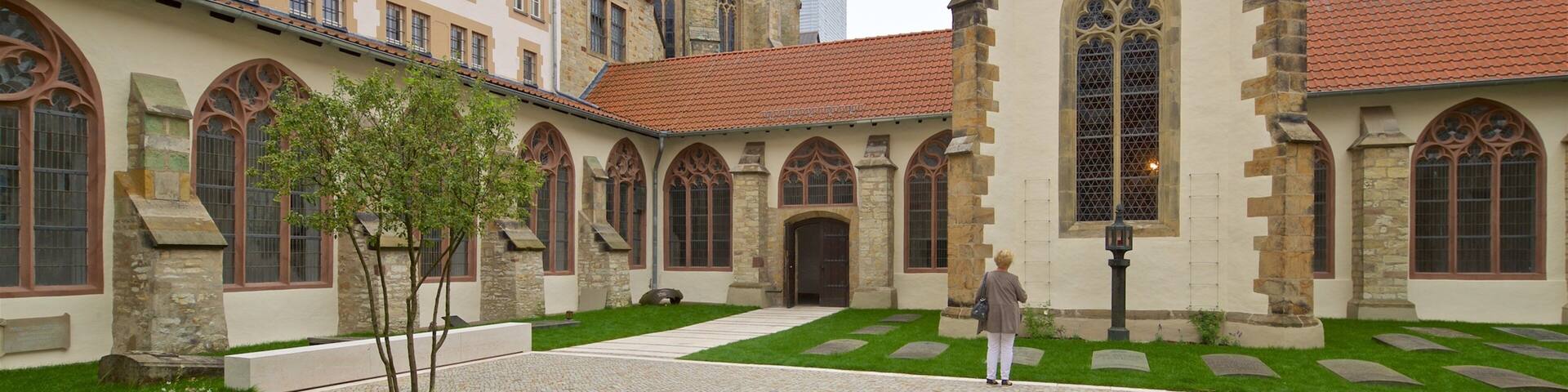 Cathédrale de Paderborn qui includes patrimoine historique et scÚnes de rue aussi bien que femme