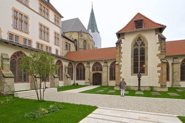 Cathédrale de Paderborn qui includes patrimoine historique et scÚnes de rue aussi bien que femme