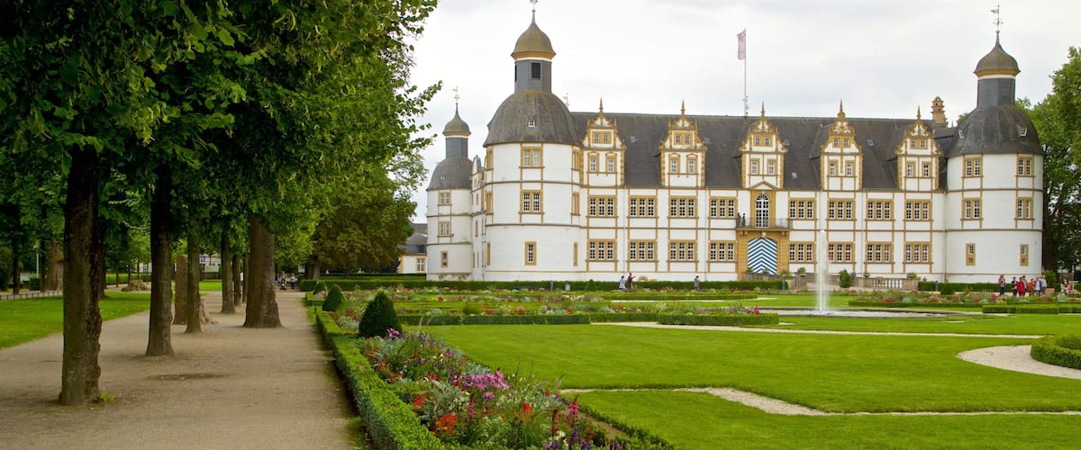 Neuhaus Castle showing chateau or palace, a garden and heritage architecture