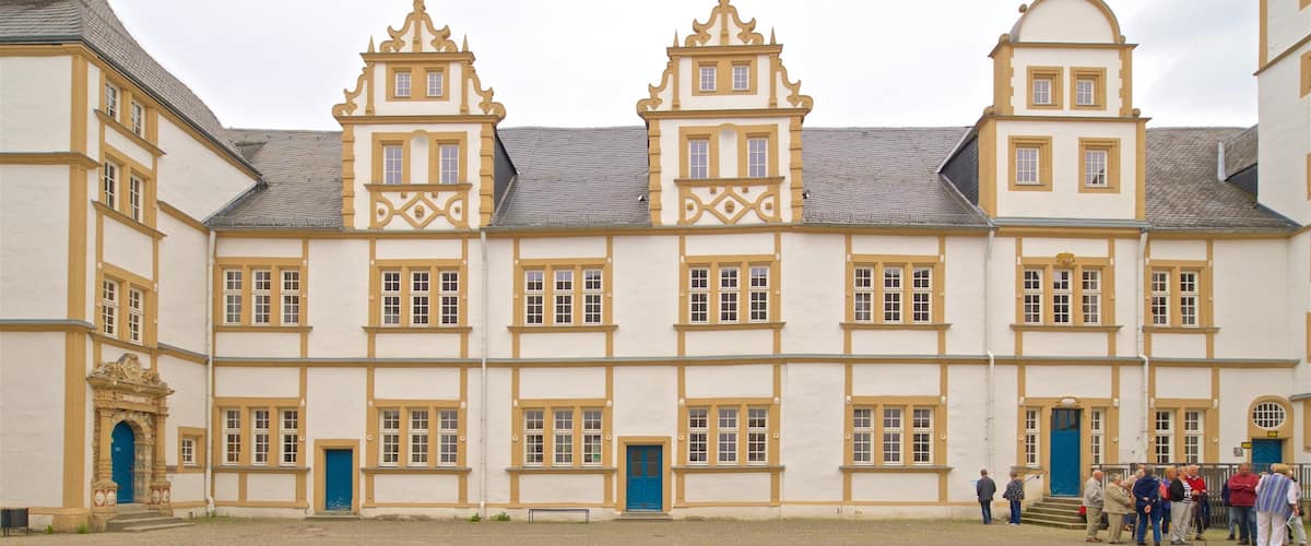 Neuhaus Castle showing street scenes and heritage architecture as well as a small group of people