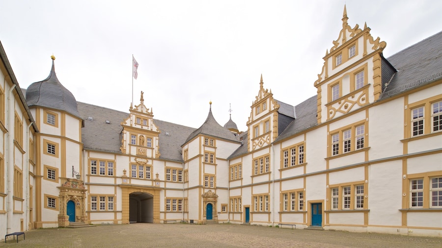 ปราสาท Neuhaus เนื้อเรื่องที่ มรดกทางสถาปัตยกรรม