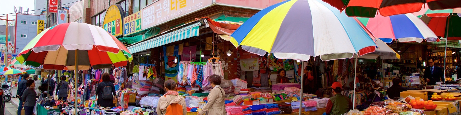 Mercado de Gukje caracterizando mercados assim como um pequeno grupo de pessoas