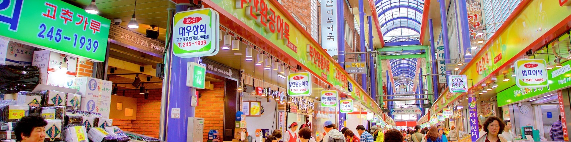 Mercado de Gukje mostrando vistas internas e mercados assim como um pequeno grupo de pessoas