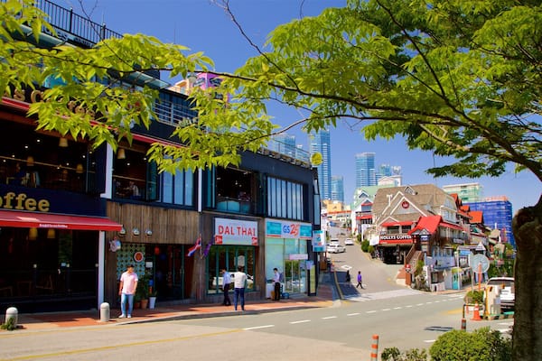 Dalmaji-heuvel inclusief een stad