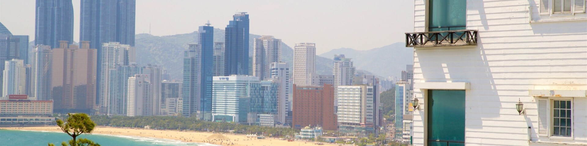 Dalmaji Hill ofreciendo una ciudad, una playa y una localidad costera