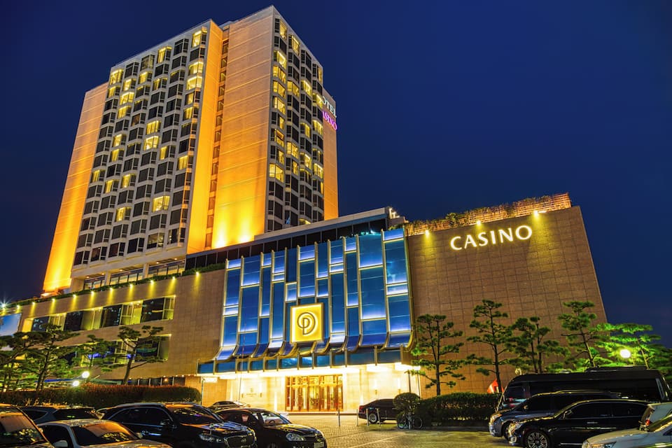Un complex hotel i casino nocturn amb senyalització il·luminada.
