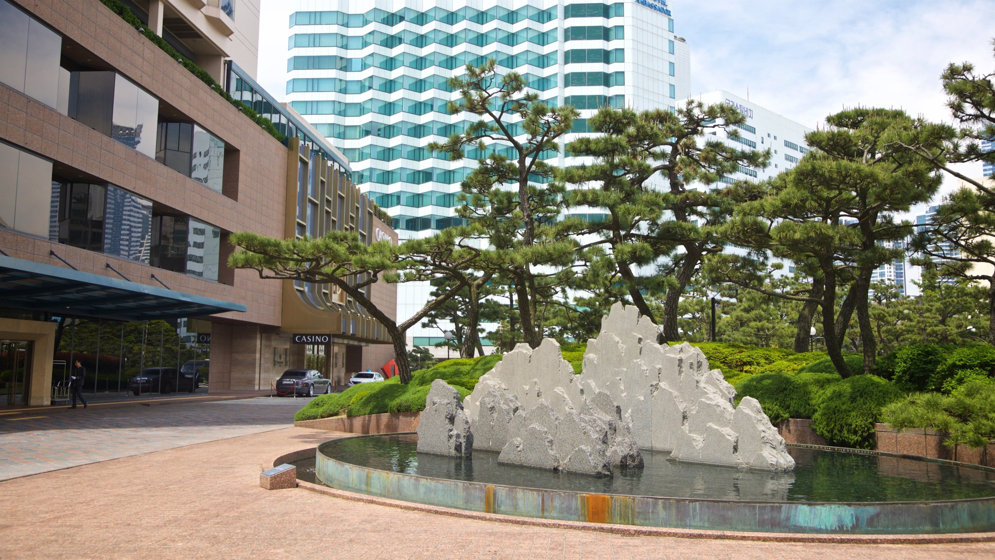 Paradise Casino showing a fountain, a city and a garden