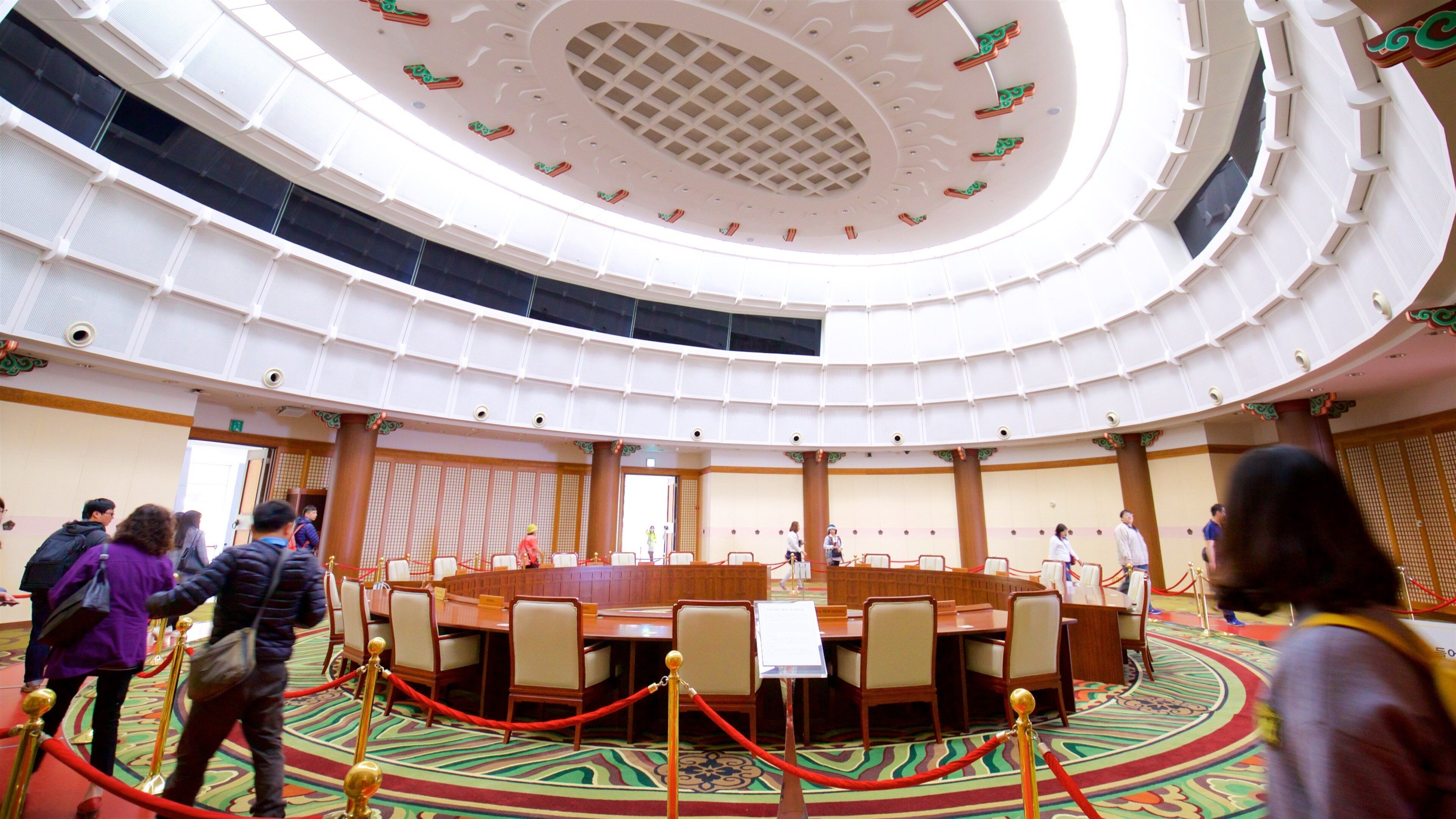 APEC Naru Park mostrando vistas internas e elementos de patrimônio assim como um pequeno grupo de pessoas