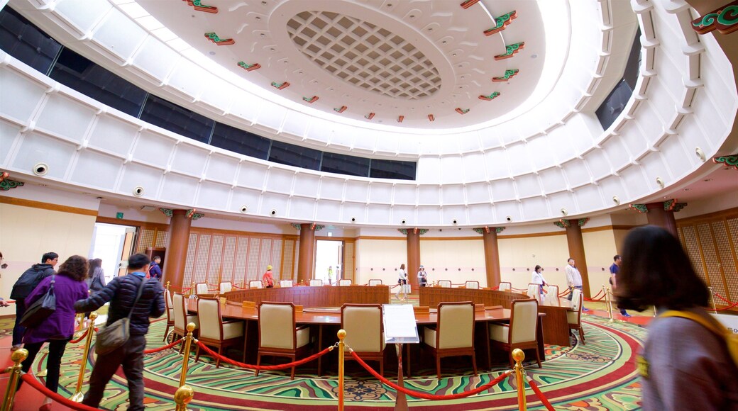 APEC Naru Park mostrando vistas internas e elementos de patrimĂŽnio assim como um pequeno grupo de pessoas