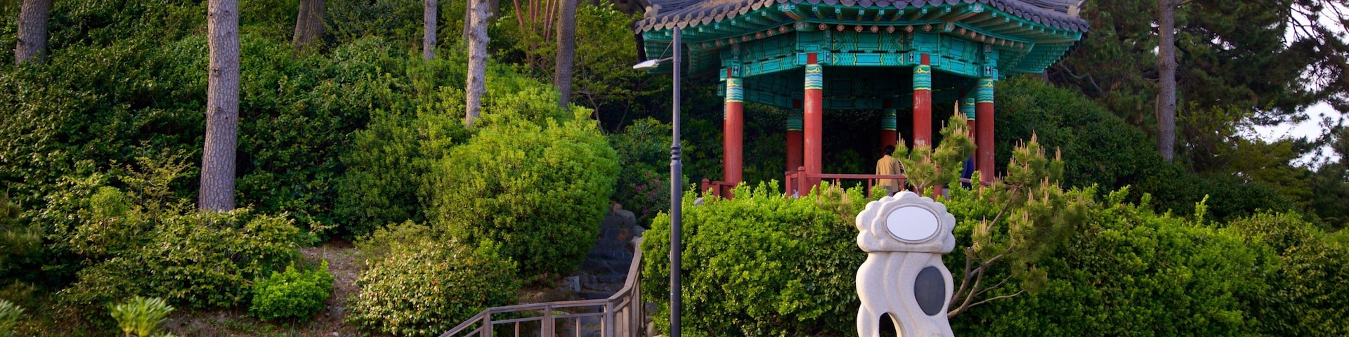 APEC Naru Park showing a garden, heritage elements and outdoor art