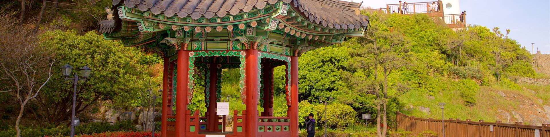 APEC Naru Park featuring heritage elements, a garden and a lighthouse