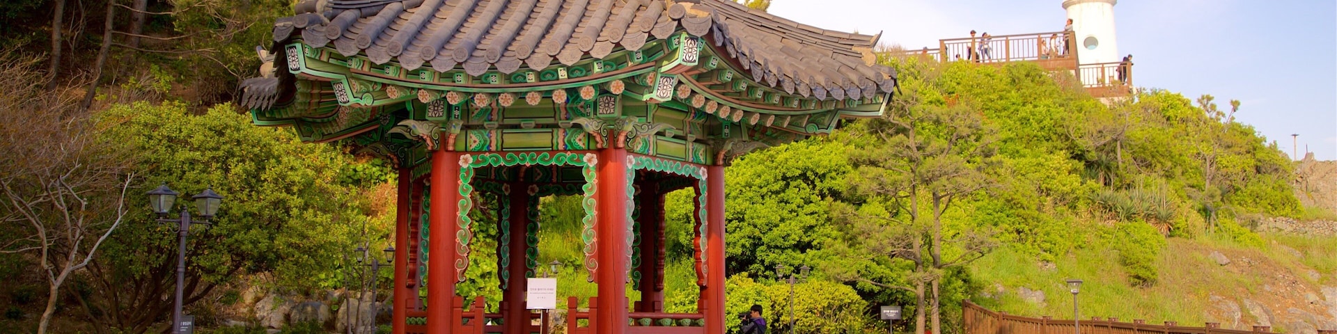 Parque APEC Naru mostrando un faro, elementos patrimoniales y jardín