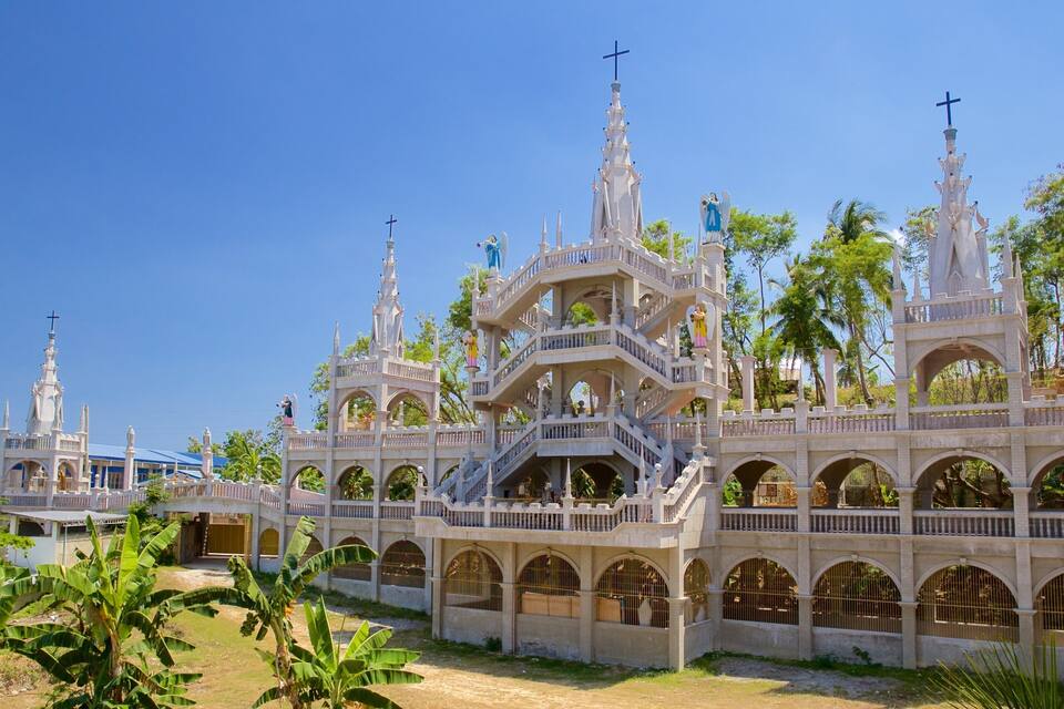 Una chiesa imponente e riccamente decorata, con numerose guglie e statue.