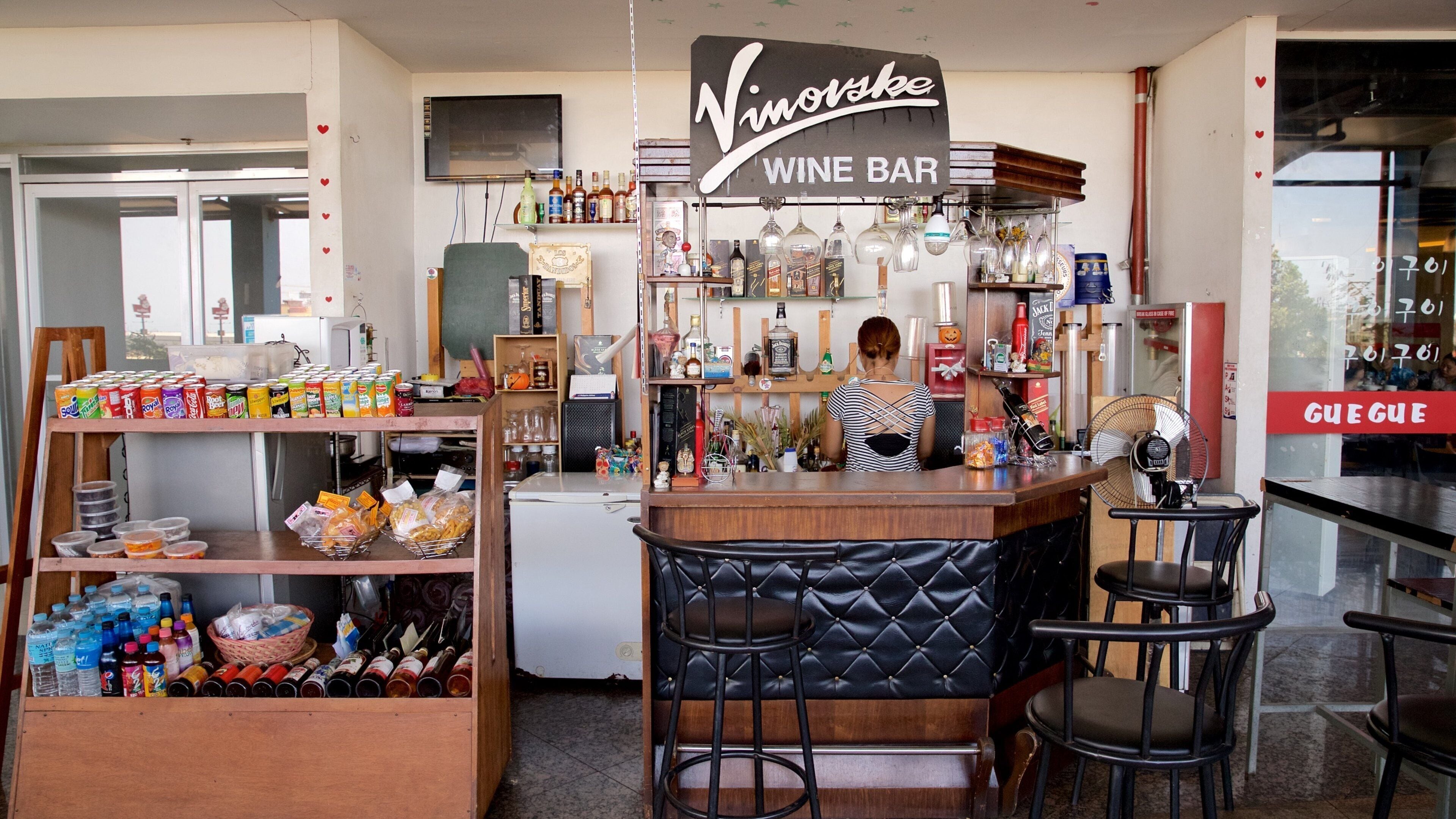 J Centre kjøpesenter som inkluderer bar