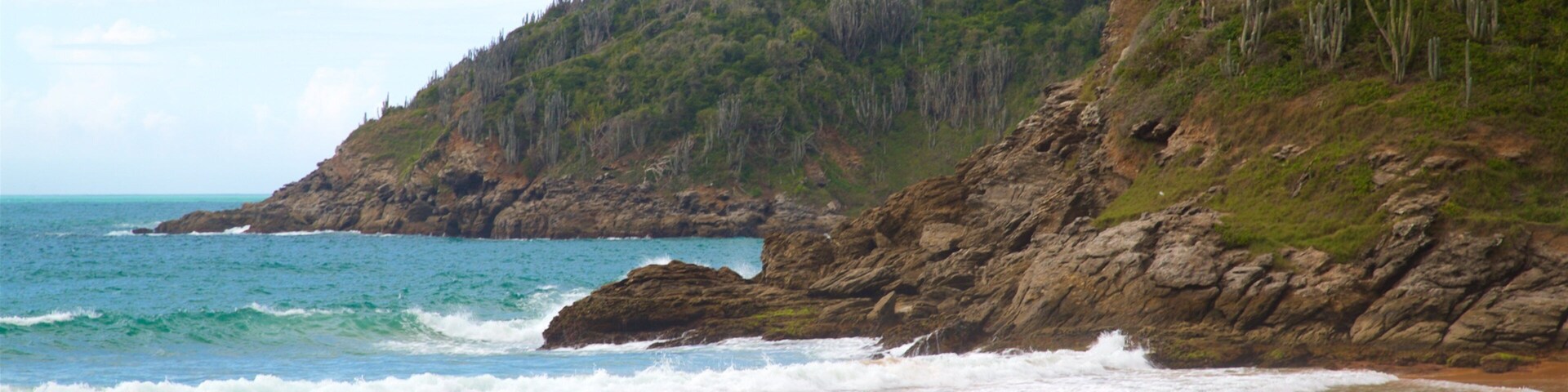 Reserva Serra das Emerências mostrando litoral acidentado, uma praia e paisagens litorâneas