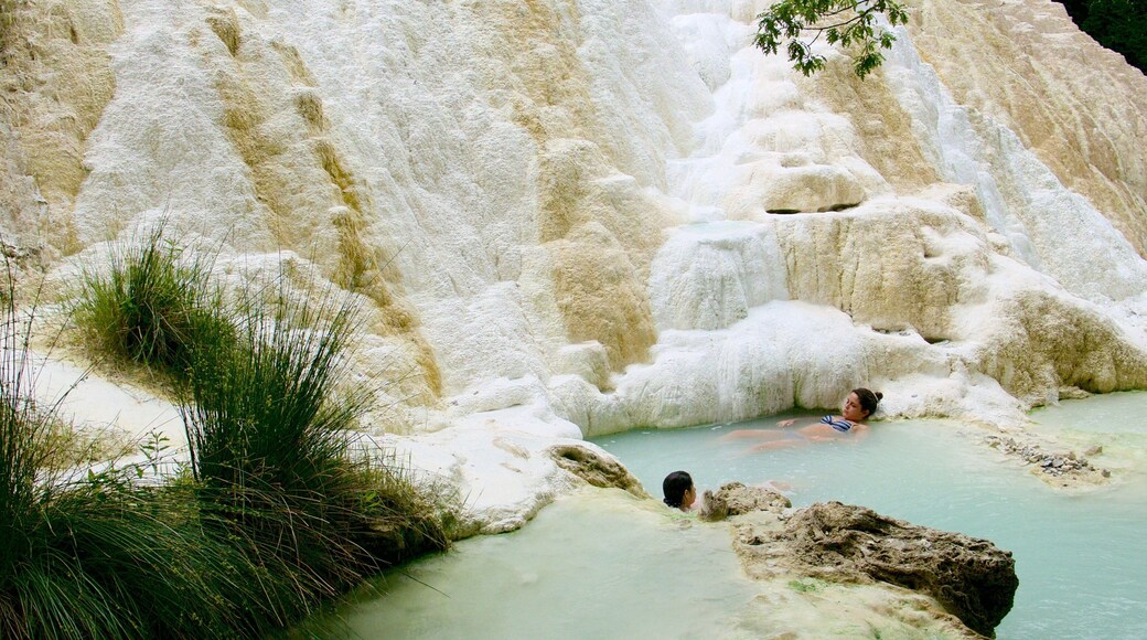 Bagni San Filippo mostrando una fuente termal
