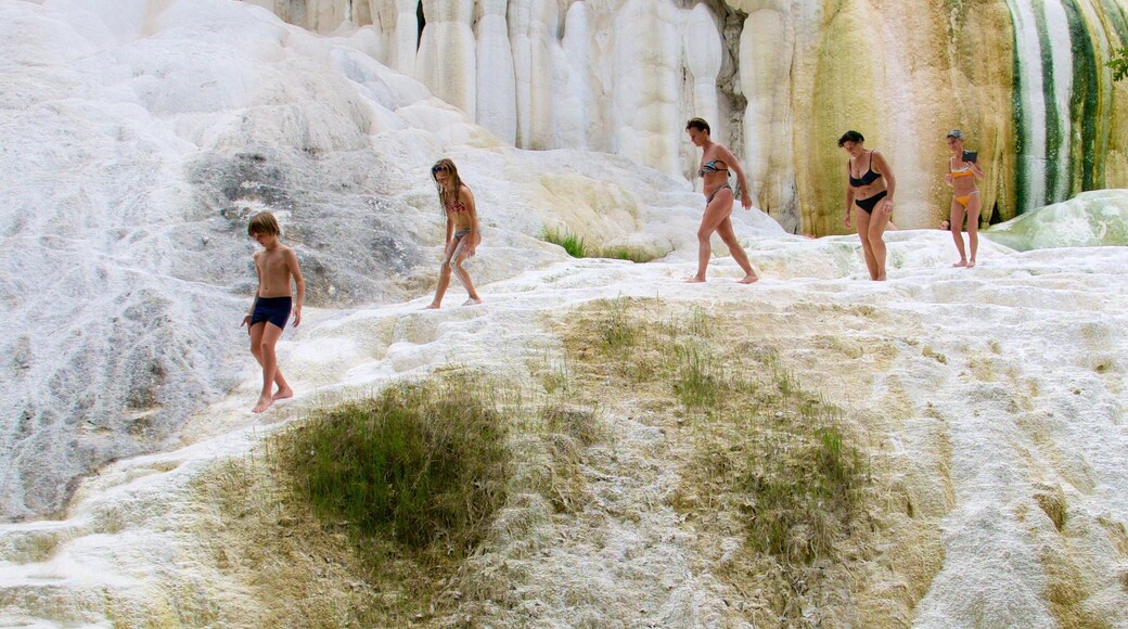 Bagni San Filippo cosi come un piccolo gruppo di persone