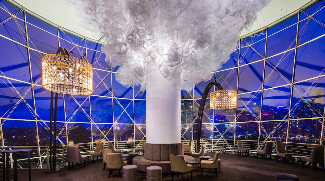 Teatro lírico de Sídney ofreciendo restaurantes y vista interna