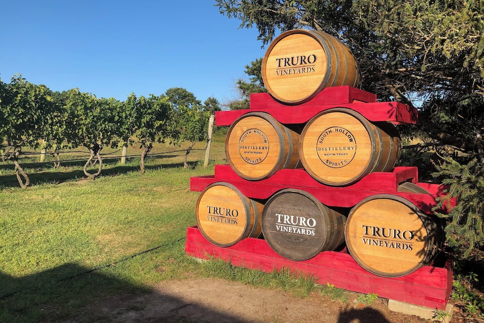 Mostra de barrils de fusta amb les etiquetes 'TRURO VINEYARDS' i 'South Hollow Distillery North Truro Spirits'.