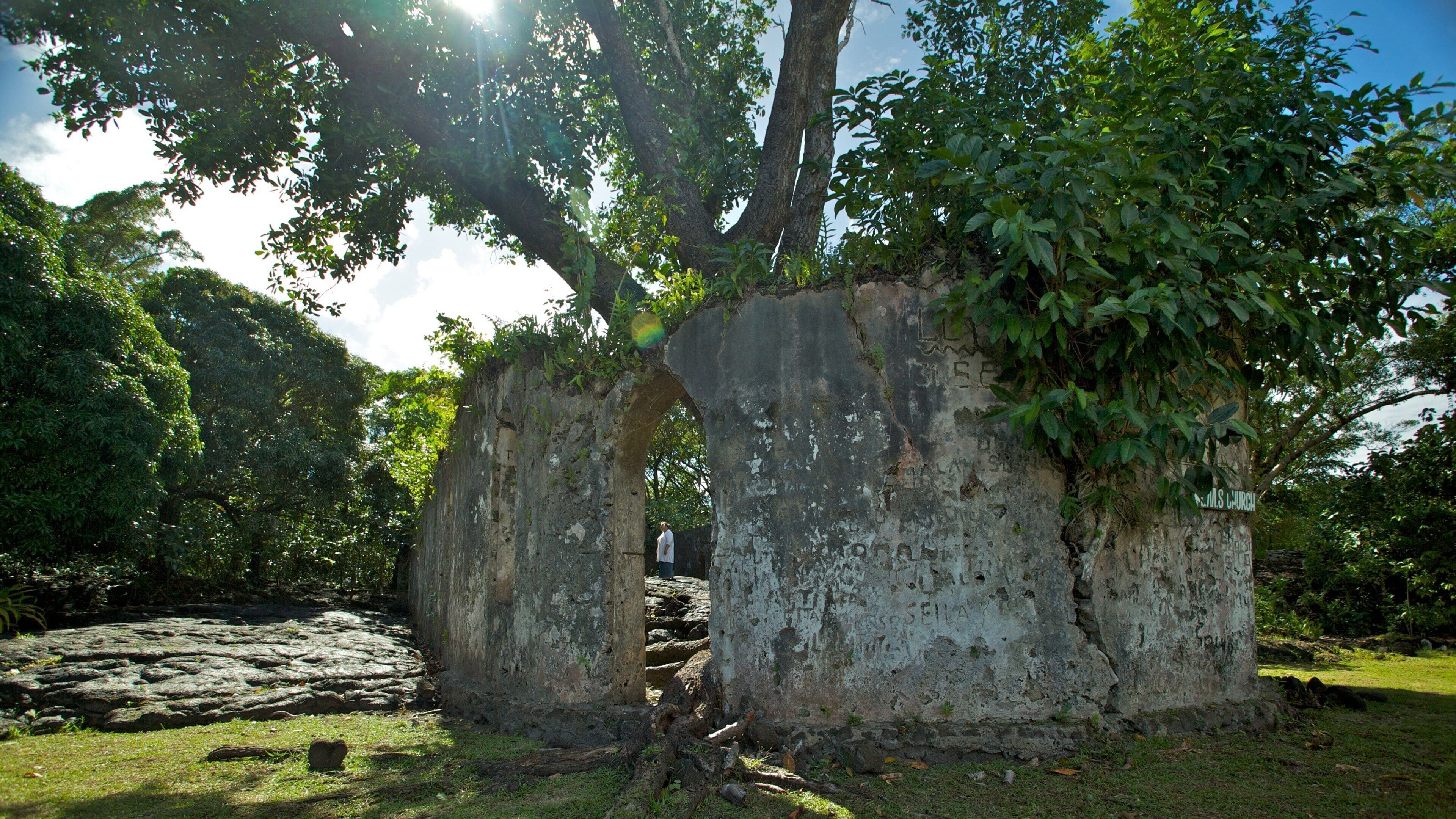 Saleaula Lavafelt som viser bygningsruiner og kulturarvsgenstande
