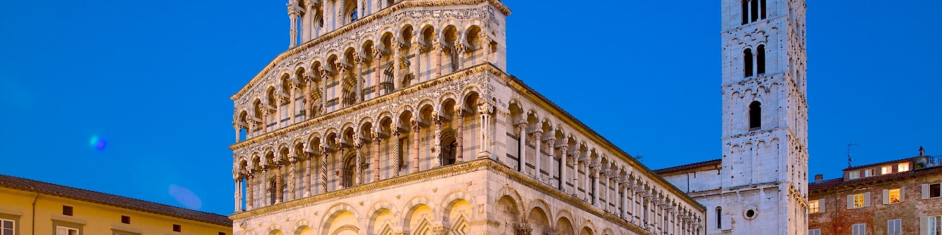 Lucca mostrando arquitetura de patrimônio, uma praça ou plaza e uma igreja ou catedral