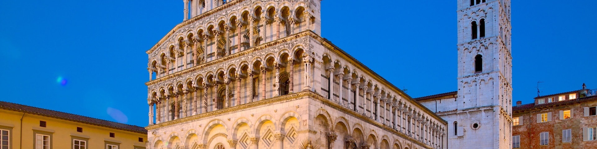 Lucca mostrando un parque o plaza, patrimonio de arquitectura y una iglesia o catedral