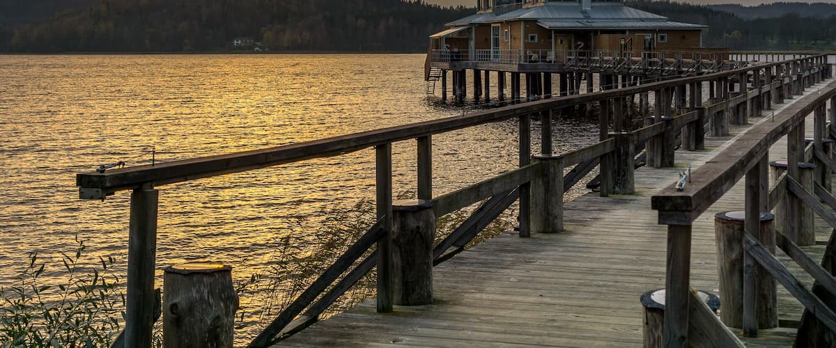 Beautiful spot. There is a restaurant and a small wellness shop. You can take a dip in the lake and warm up in the sauna.