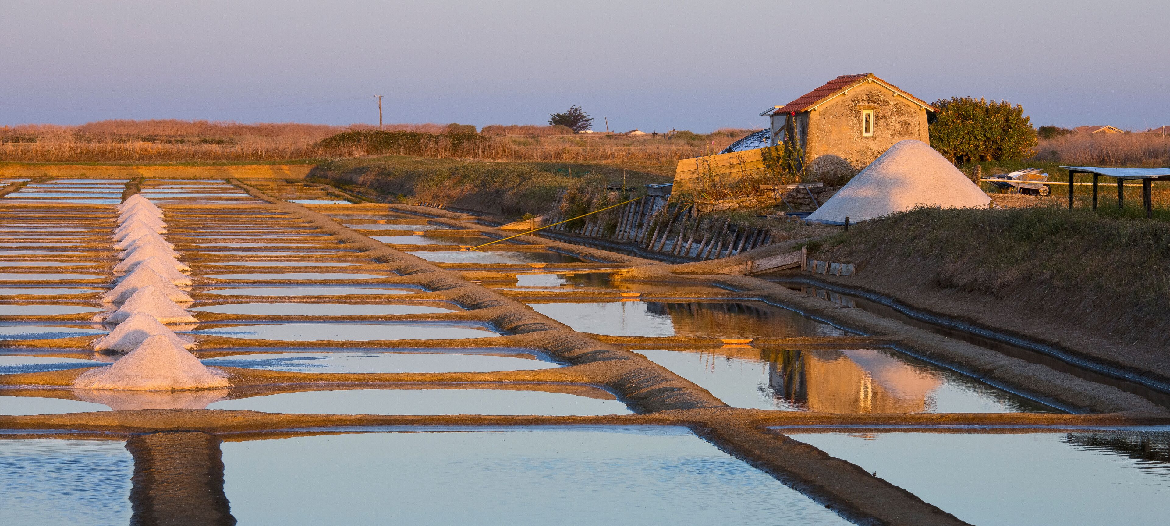 Cabane du saunier dans les marais salant de l'île de Noirmoutier en Vendée, France.