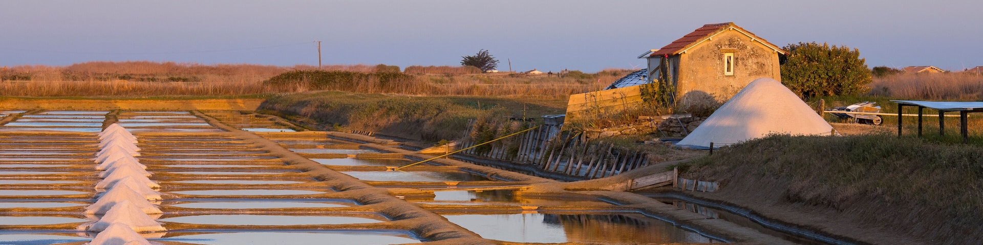 Cabane du saunier dans les marais salant de l'île de Noirmoutier en Vendée, France.