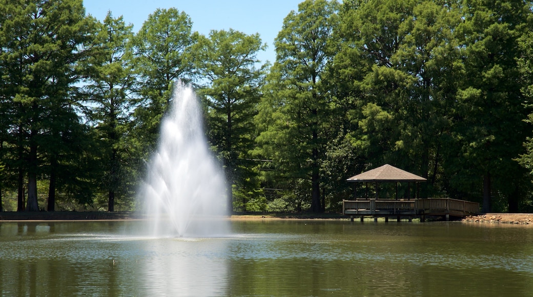 Honor Heights Park mettant en vedette fontaine et mare