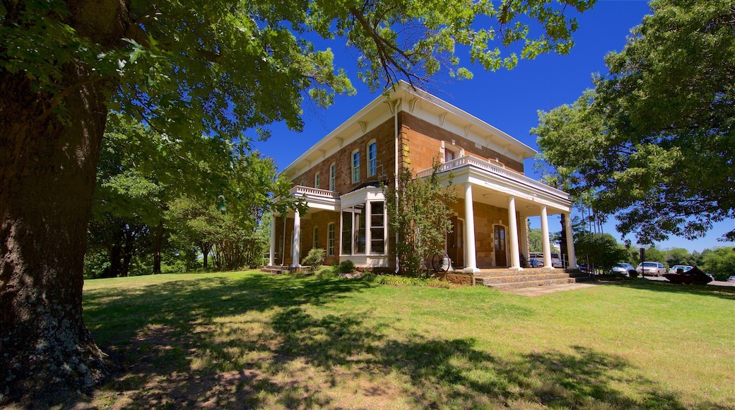 Museo de las Cinco Tribus Civilizadas ofreciendo una casa y elementos del patrimonio
