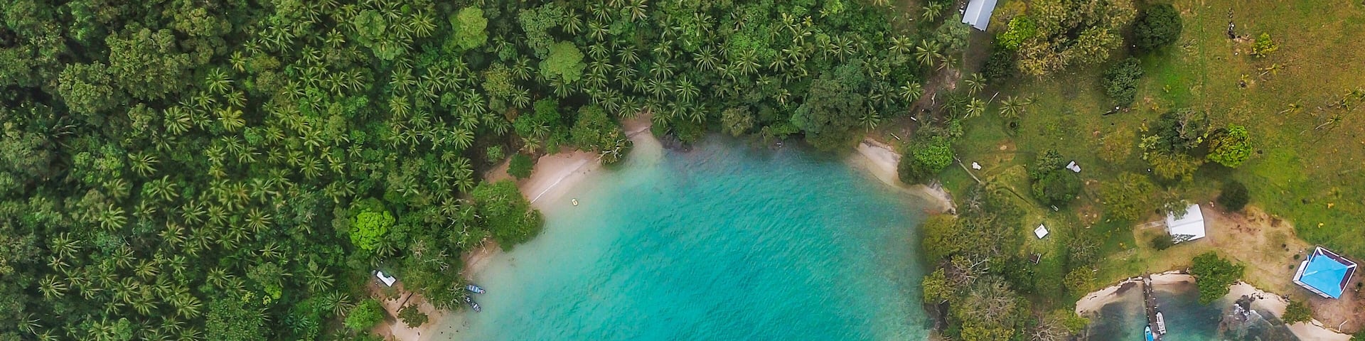 día soleado de verano en la isla playa blanca en Colon Panama en centro America con tomas aereas