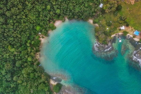día soleado de verano en la isla playa blanca en Colon Panama en centro America con tomas aereas
