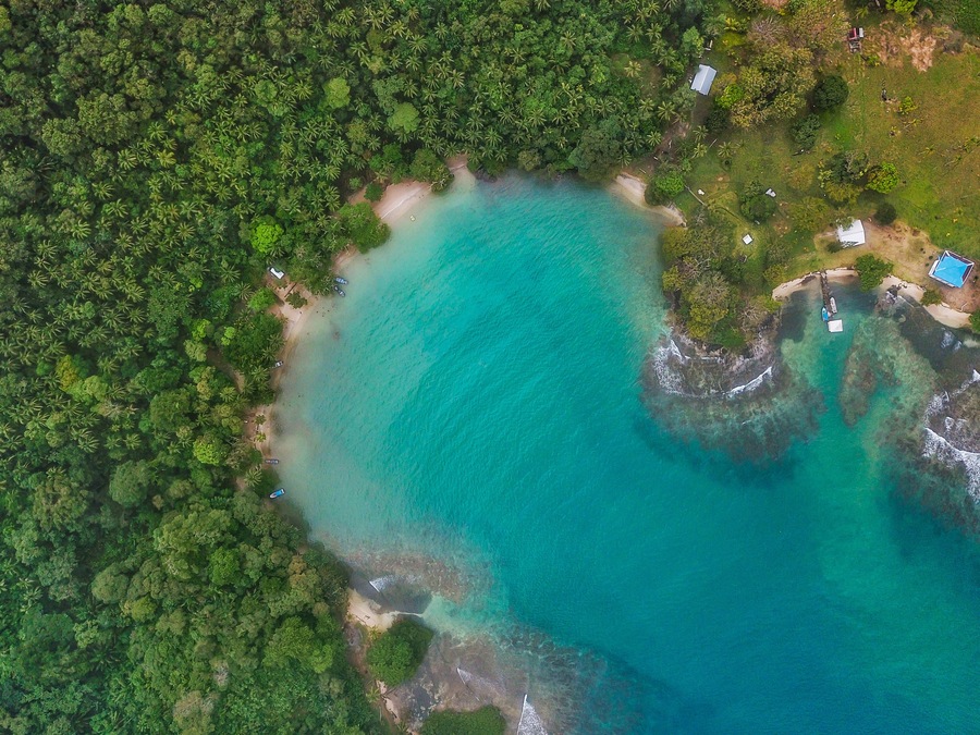 día soleado de verano en la isla playa blanca en Colon Panama en centro America con tomas aereas
