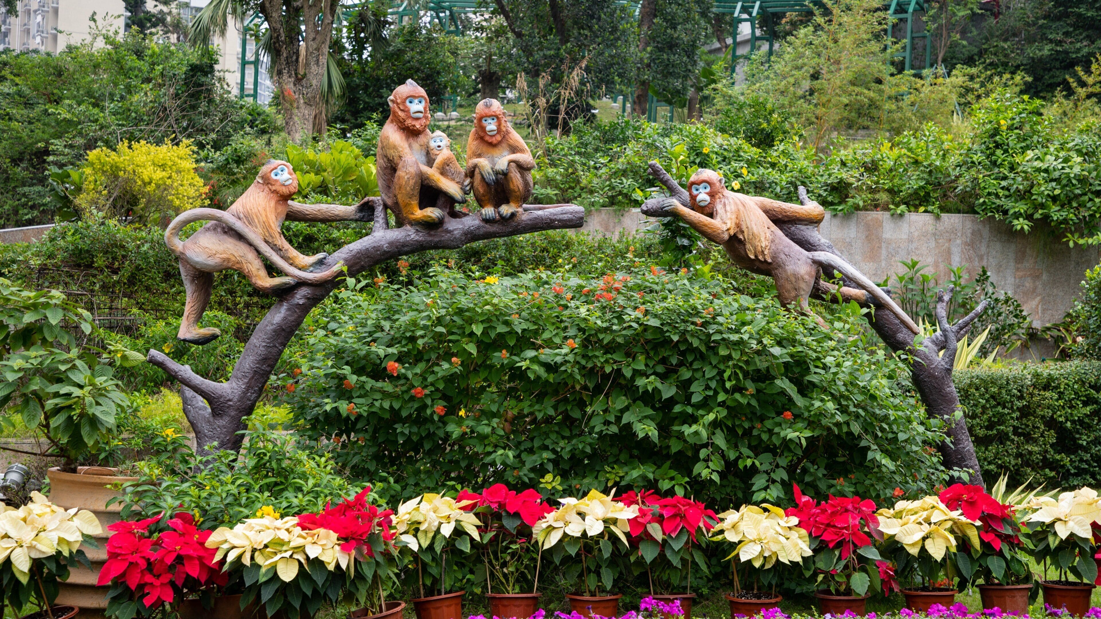 Seac Pai Van Park which includes a park, outdoor art and flowers