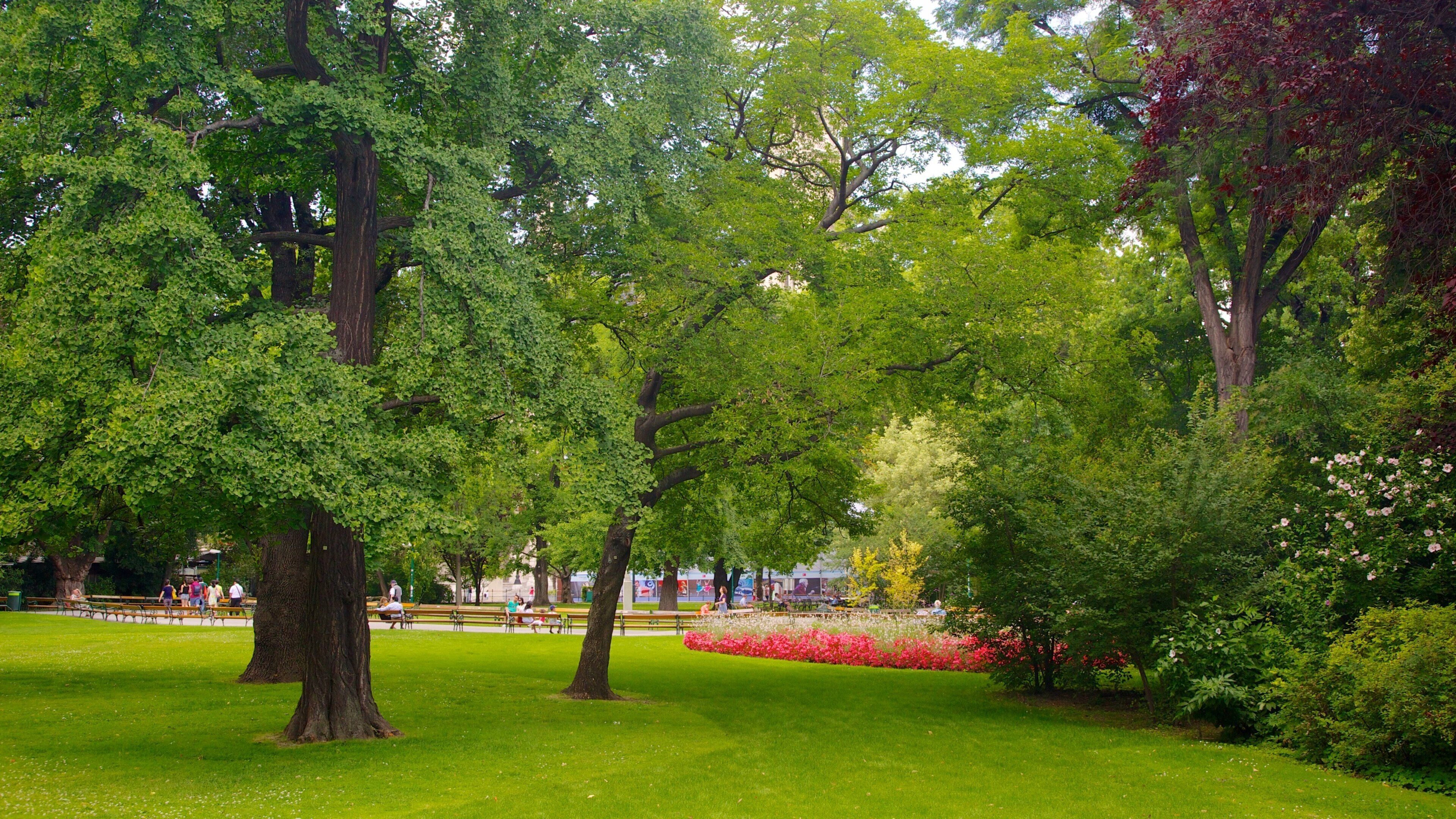 Wiener Stadthalle presenterar en administrativ byggnad och en park