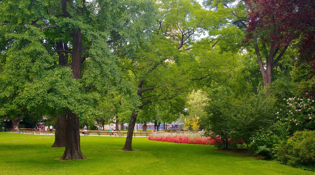 Vienna City Hall showing an administrative buidling and a garden