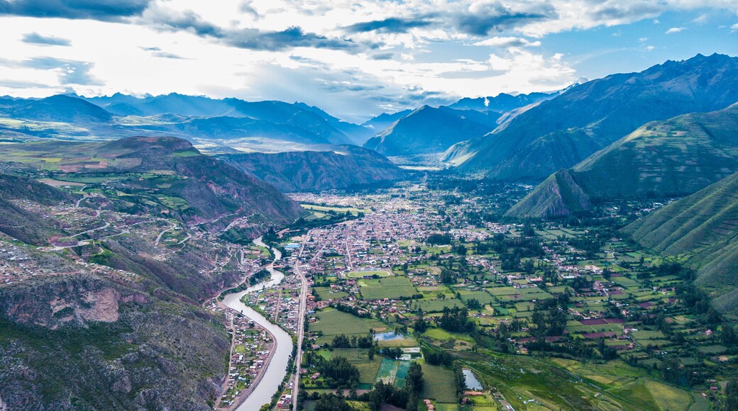 Sesión fotográfica con drone mavic pro, del poblado de Yucay Urubamba, capital del Valle Sagrado de los incas, en la Ciudad del Cusco