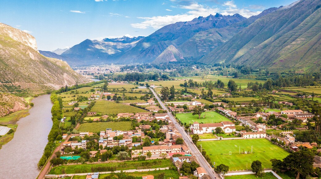 Sesión fotográfica con drone mavic pro, del poblado de Yucay Urubamba, capital del Valle Sagrado de los incas, en la Ciudad del Cusco