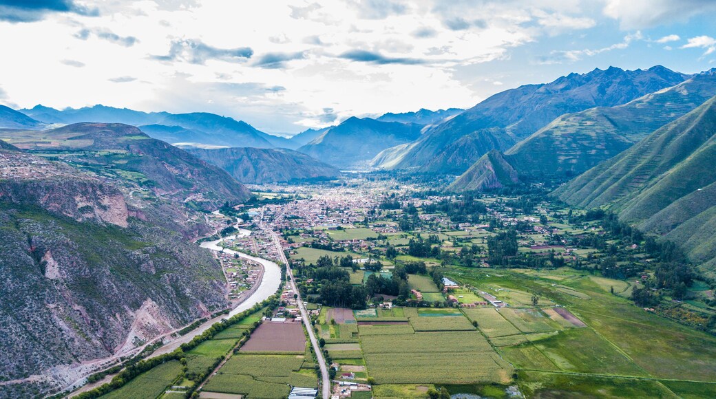 Sesión fotográfica con drone mavic pro, del poblado de Yucay Urubamba, capital del Valle Sagrado de los incas, en la Ciudad del Cusco