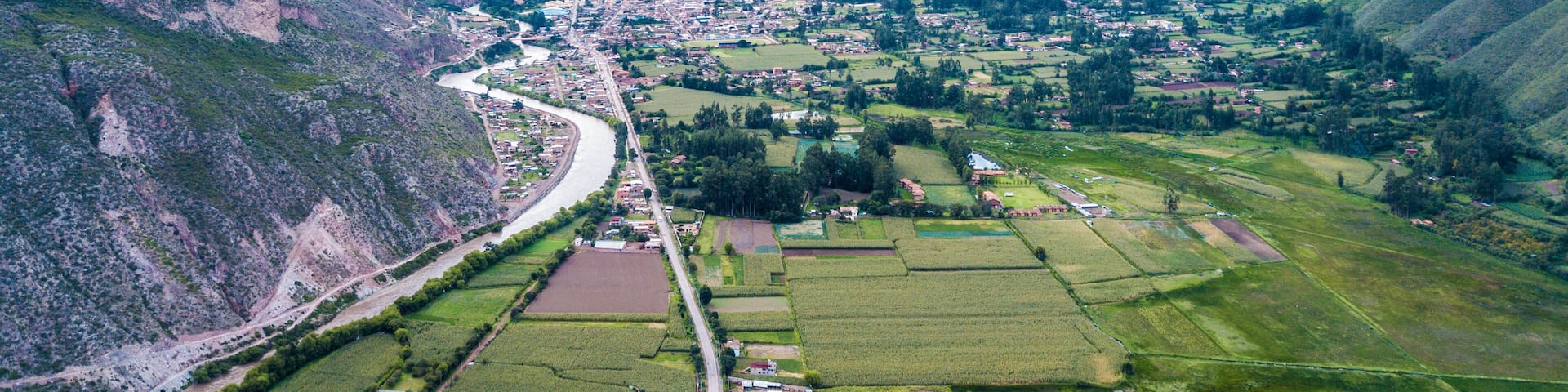 Sesión fotográfica con drone mavic pro, del poblado de Yucay Urubamba, capital del Valle Sagrado de los incas, en la Ciudad del Cusco