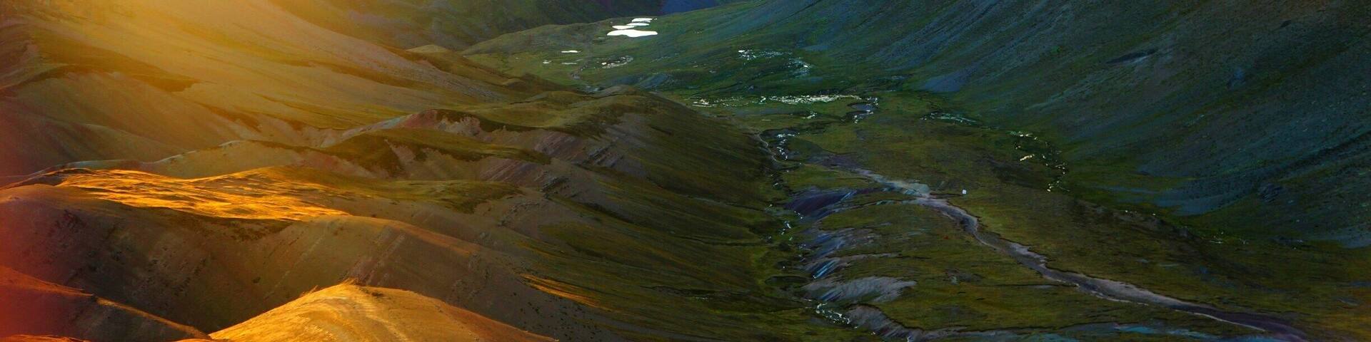 We woke up at 4am to climb to the top of Rainbow Mtn/Vinicunca. And we were greeted with this beautiful sunrise! Literally breathtaking, as we were at 17,000 feet or 5,200 metres! Take your time! Enjoy.