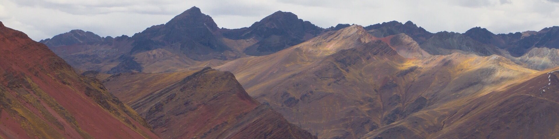 The views when you Hike down from rainbow mountain... Peru and its stunning views